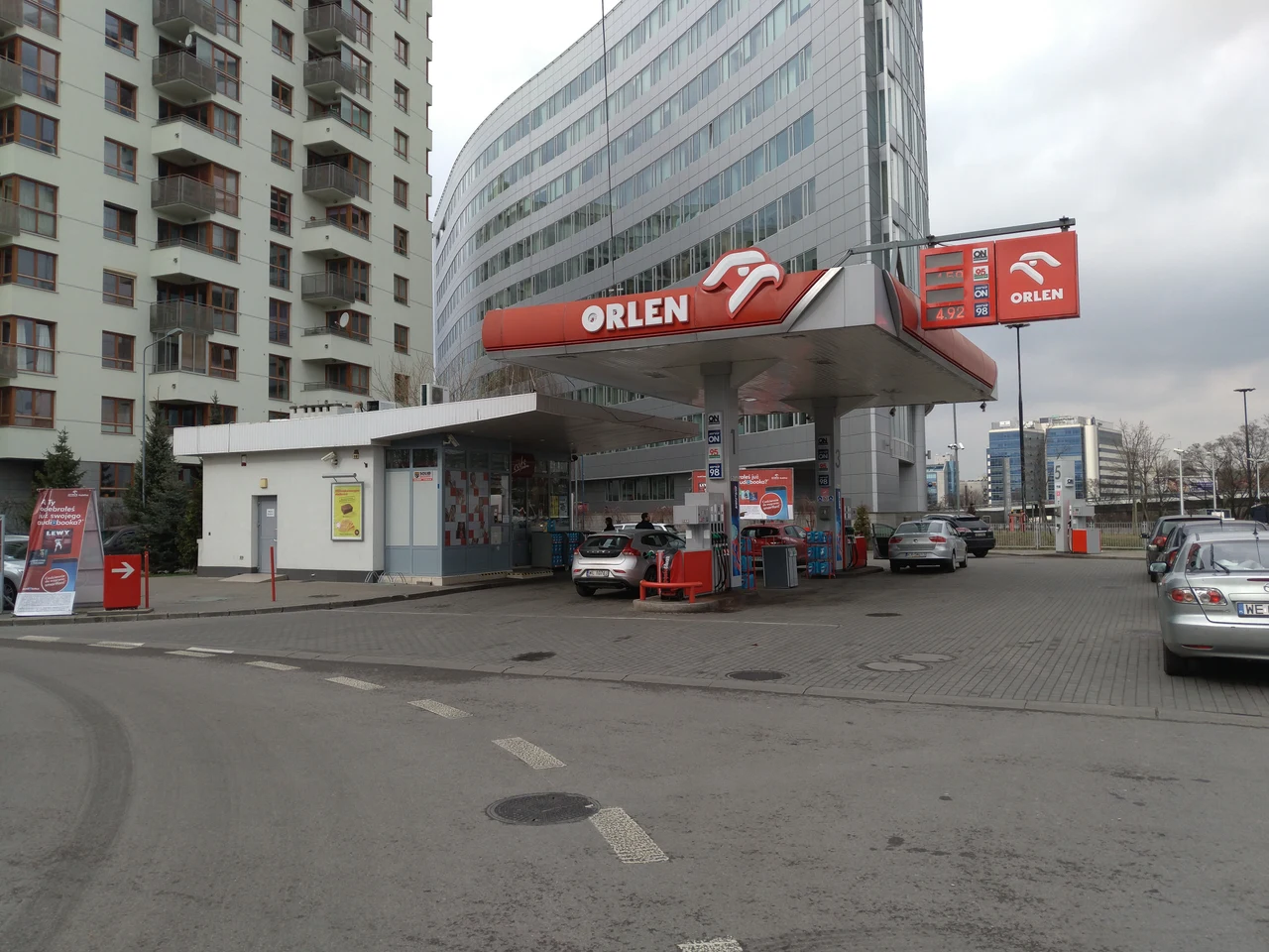 Stacja Orlen w Warszawie na archiwalnym zdjęciu z 2017 roku